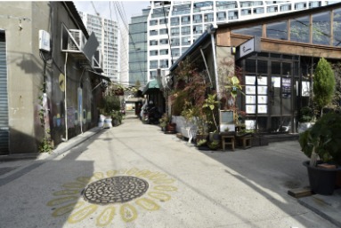 Cafés and workshops along a Mullae alley