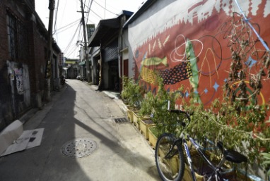 A mural and bicycle in a Mullae alley